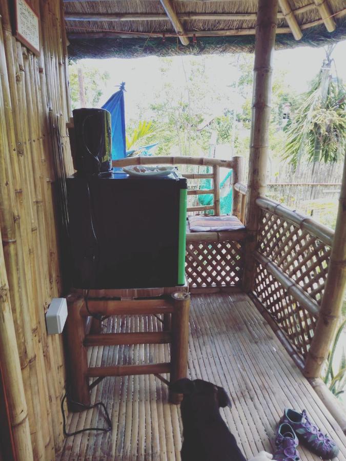 モアルボアル タイタニックス ニパ ハットホステル エクステリア 写真